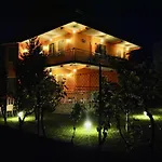 公寓 Demaj House