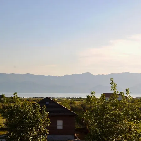 아파트 Demaj House