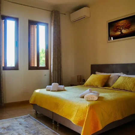 Demaj House アパート