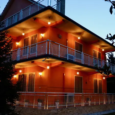 Demaj House アパート