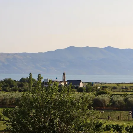 Demaj House アパート *