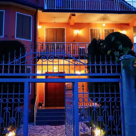 Demaj House Apartment Grile