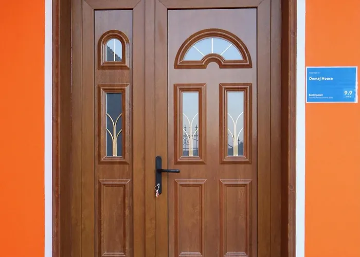 דירה Demaj House